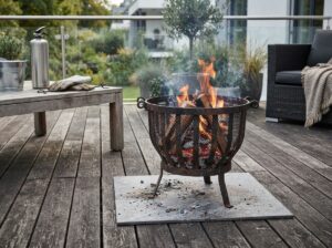 Feuerkorb auf Holzterrasse